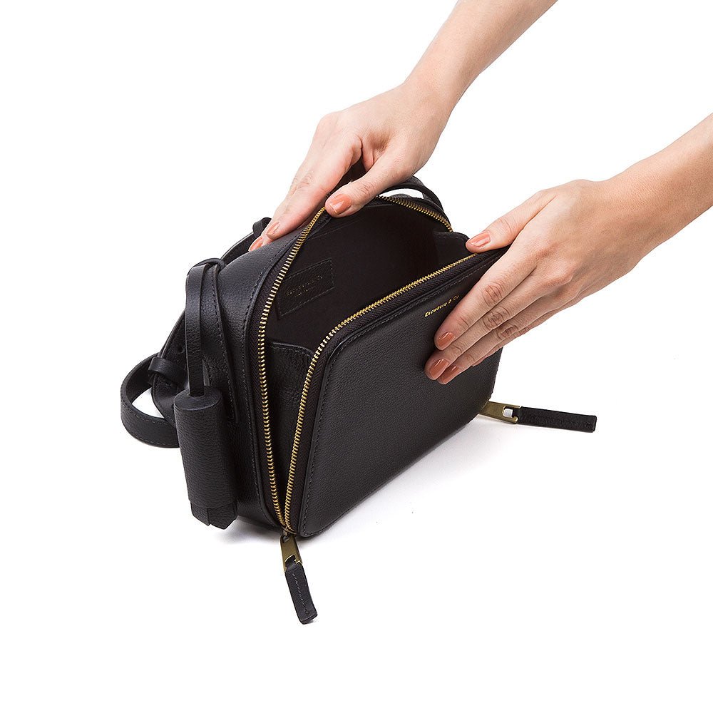 escudero-bolsa-mini-helle-preto-caramel-feminina-couro